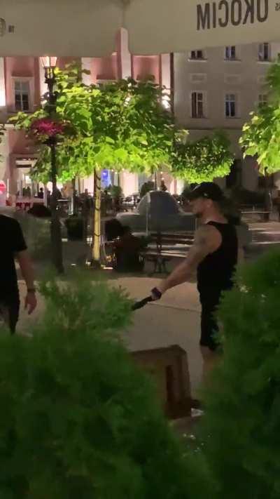 Polish speed enthusiast is harassing German tourist eating a kebab 