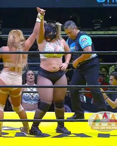 La hiedra 🍑 from a recent AAA show in Monterrey 