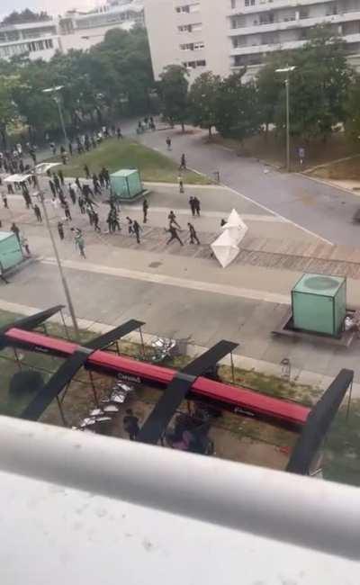 This guy no giving a fuck about the battle around him, eating a sandwinch right between the rioters and the police in Nanterre, France