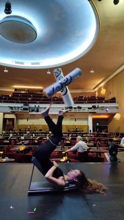 mesmerizing foot juggling