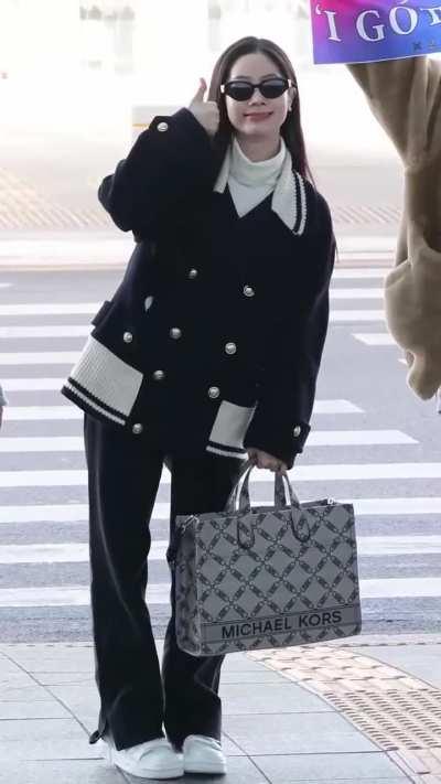 240131 - Tiny Dahyun going 👍😎