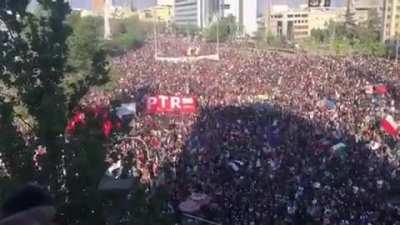 Today October 18th, thousands in Chile commemorated the 1st anniversary of the popular uprising against neoliberalism & government corruption at the Plaza Dignidad in downtown Santiago