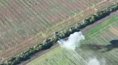 Ukrainian tank destroys Russian tank in close range brawl