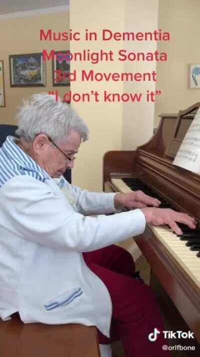 Old Lady with Alzheimer's can still play Moonlight Sonata: The 3rd Movement