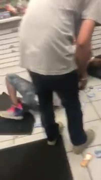 Woman beats man who was harassing her in convenience store