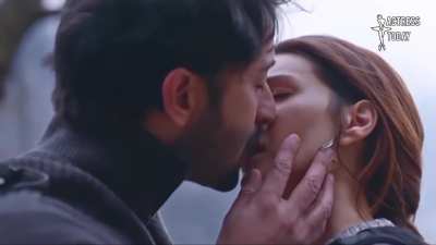 Kriti sanon kissing scene do patti