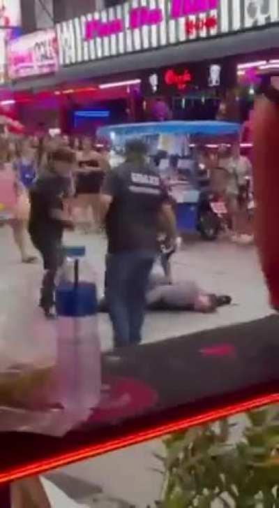 Thai Security knocks out British tourists that refused to pay their bill and were violent towards bar girls