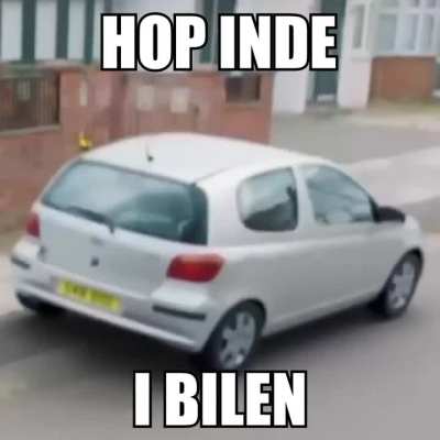 hop inde i bilen