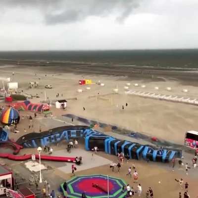 Bouncy castle, lots of wind, even more squashing. No deaths, 13 wounded.