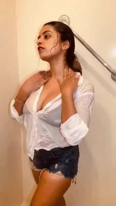 SUHANA KHAN WET Body 💦