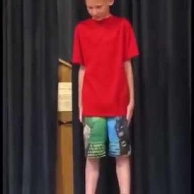 this poor kid singing the fnaf song not knowing the lyrics and no background music in front of an audience at school talent show