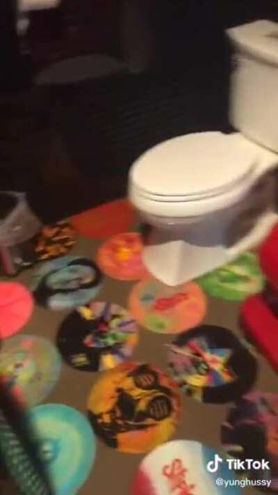 This tiktokker’s mom is a fan of the popular metal band Slipknot, and she made a Slipknot-themed bathroom.