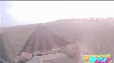 Ukrainian M2A2 Bradley runnin n gunnin on Russian positions in the Zaporizhzhia region.