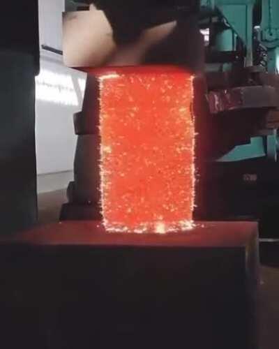 Compressing hot metal with a hydraulic press