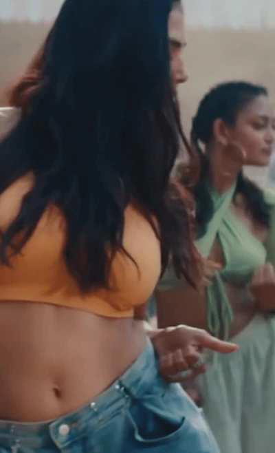 Malavika Mohanan navel