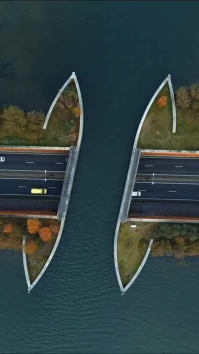 A stunning work of architecture and engineering, the Veluwemeer Aqueduct is a waterway that measures 25 meters long and 19 meters wide. Located in Harderwijk in Eastern Netherlands, this superb footage shows us the aqueduct's fascinating design from high 