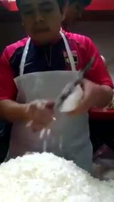 The way this guy cuts an onion.