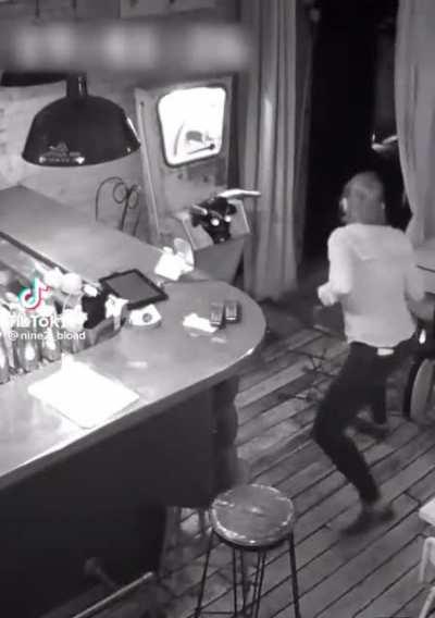 Robber tries (and fails) to steal a laptop from a woman sitting at a bar