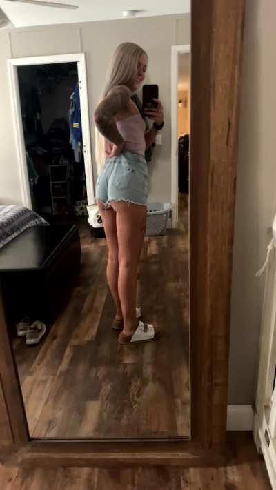 I need something other than these shorts to be up my ass 🍑