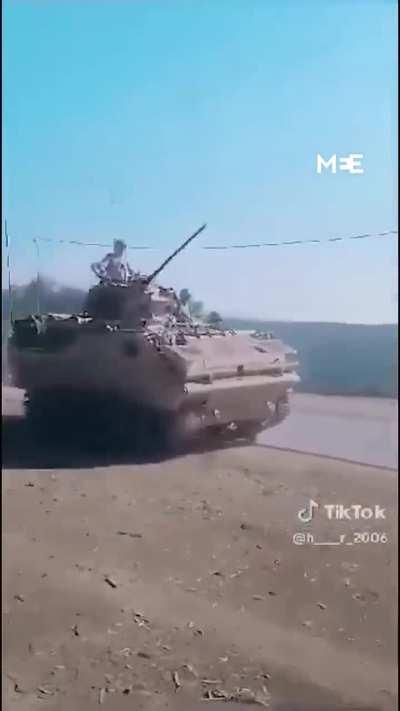 A large number of Jordanian tanks move towards the border with Israel