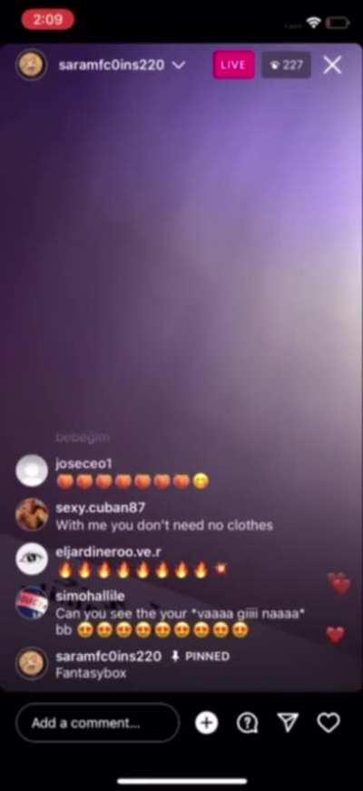 Sara Coins drunk & fussing with trolls 🧌 in the Instagram LIVE comments while holding her boobs with 1 arm💪🏽 for 15 mins straight😳☹️