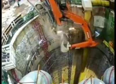 Excavator falls through the shaft due to crane failure in Hong Kong