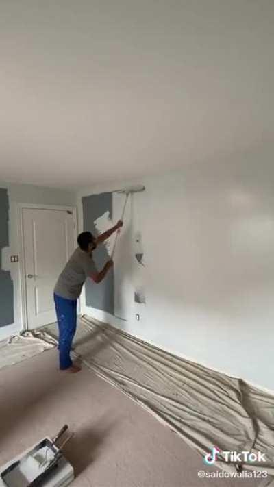 This dude painting the wall is sooo satisfying