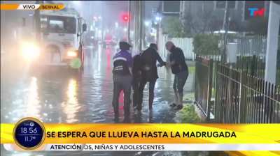 Inundaciones en Bernal: Cronista de TN hacia una nota y se dio terrible palo