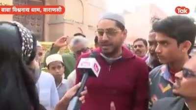 Muslim man from Bengal is upset at expansion of Kashi Vishwanath temple. Aaj Tak reporter consoling him.