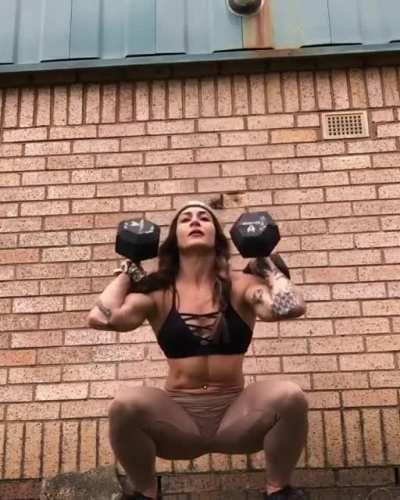 Don't you guys love those leggings. Celia Gabbiani