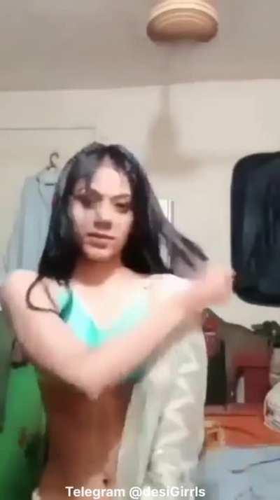 Beautiful Mumbui Girl Und₹ess!ng In Front Of camera Unseen nud£ video