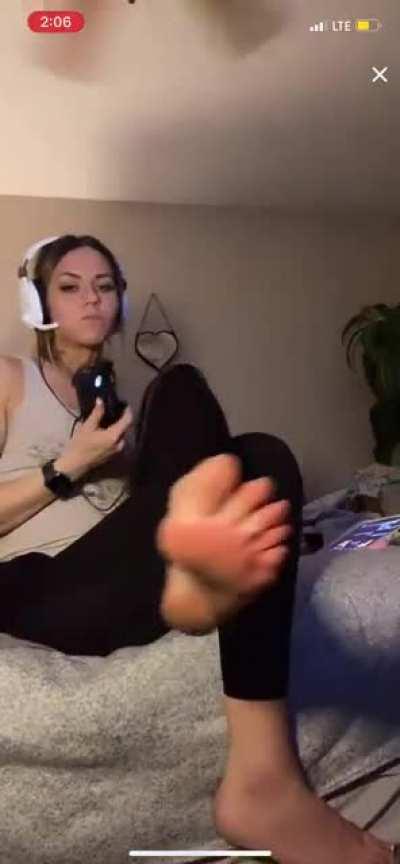 Aj.lift She was teasing this whole live with her feet just barely out of view, she finally catered to the comments and did this