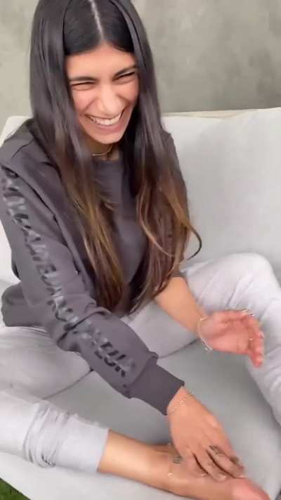 Mia Khalifa Foot massage