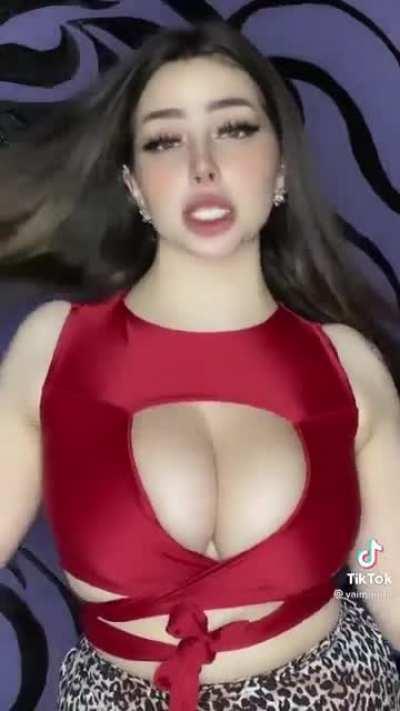 unas ganas de meter mi pene entre sus tetas🤤