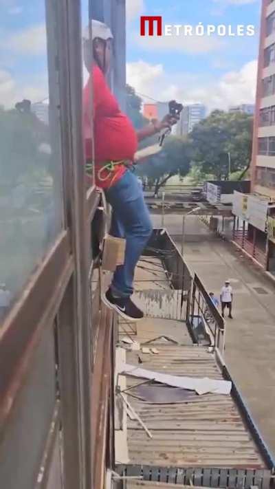 Man falls from a zip line during a fire brigade course. Brasilia, Brazil