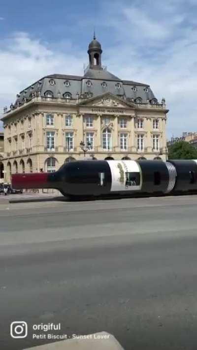 L'artiste Ian Pagdham met le tram de Bordeaux bouteille. Le trucage est tellement réussi que le réseau de transport de Bordeaux a été obligé de faire un démenti sur Twitter.