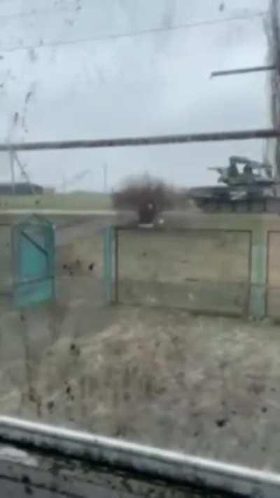 (26/02/22) Russian tanks advancing through Mykhailivka, Zaporizhzhia Oblast