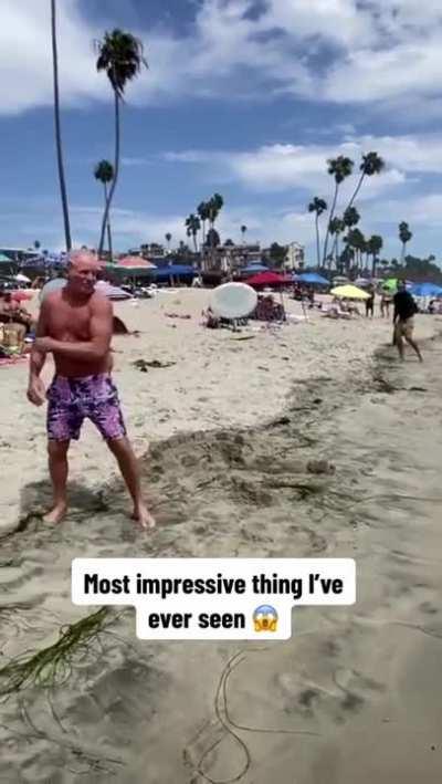 The way this man can use the frisbee