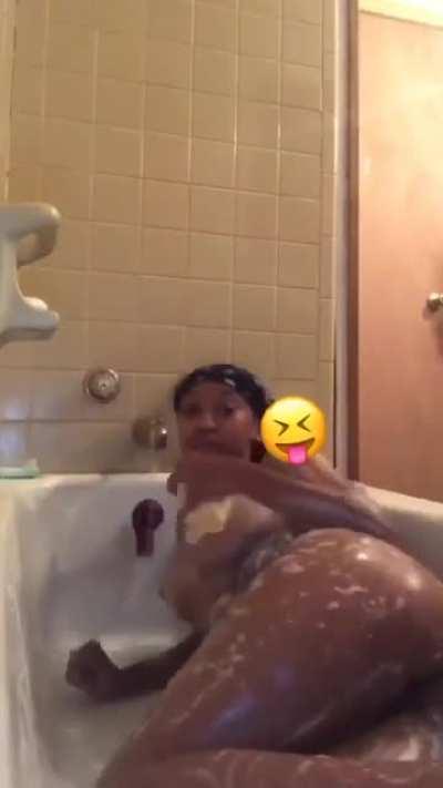 Ebonypyt getting freaky in da shower