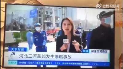 央视记者直播燕郊爆炸事故现场在镜头前被驱赶，演播厅里的主播都看傻了