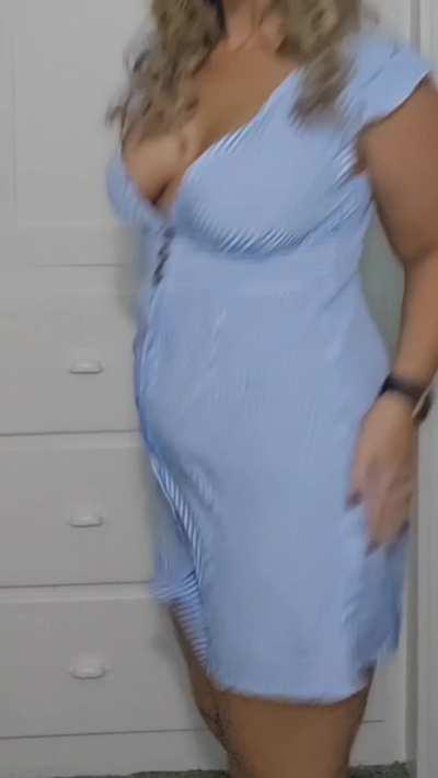 Thicc girl in a little dress