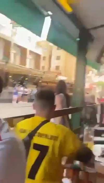 Spanish police charging towards a group of german tourists in Mallorca