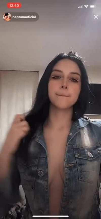 oops instalive boob slip😍😍