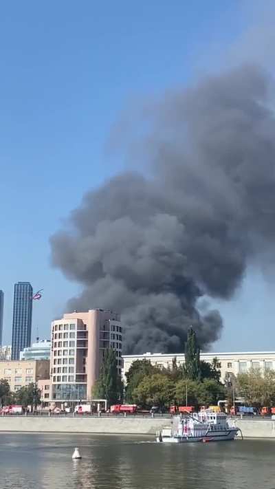 An administrative building in Moscow caught fire. According to rosZMI, the fire spread to neighboring warehouses. A total of 1,000 m2 was burned. The Muscovites even had to involve aviation and a fire ship.