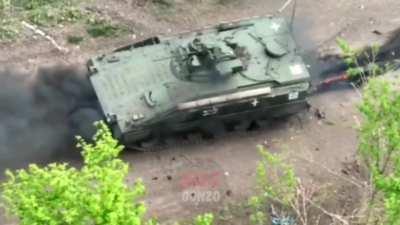 Ukrainian Marder 1A3 gets set alight by Russian Drone