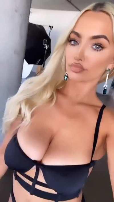 Lindsey Pelas (@lindseypelas)