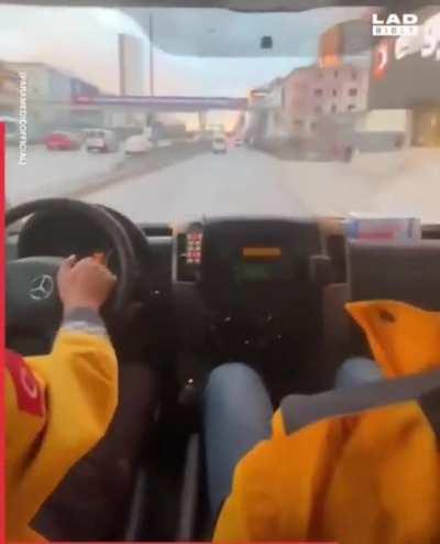 Incredible driving skills of Turkish paramedics in a busy city.