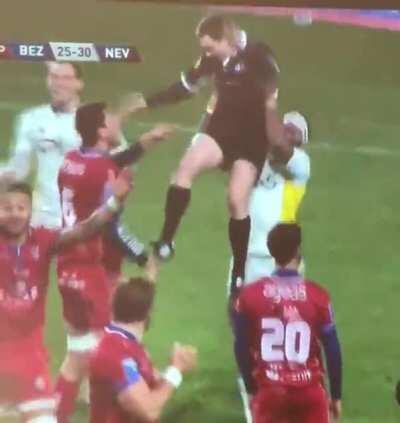 [Pro D2] Josaia Raisuqe lifts the referee in celebration after the final whistle