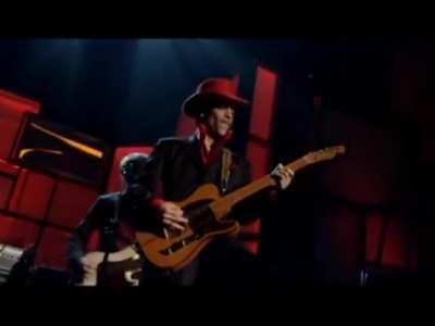 Prince flexing at the 2004 Rock & Roll Hall of Fame Inductions