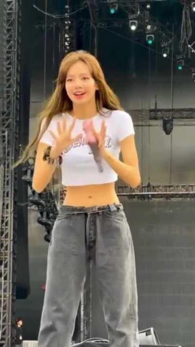 Lalisa is so sexy n hot……. god her navel 🔥🔥🔥🔥🔥🥵🥵🥵🥵